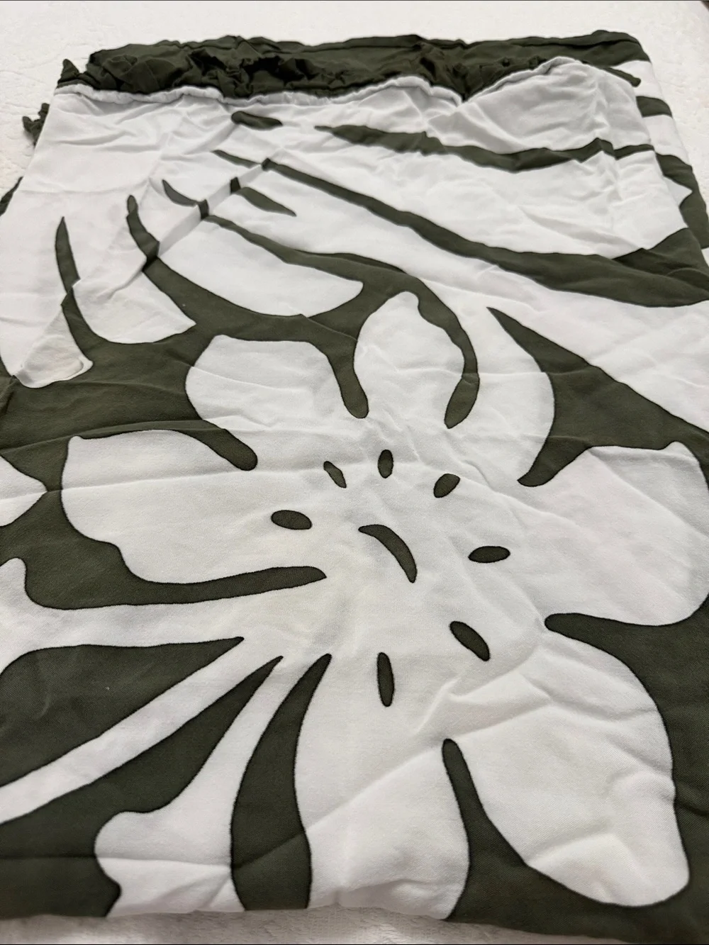 Tiare pareo. Floral Print pareo - Olive and White